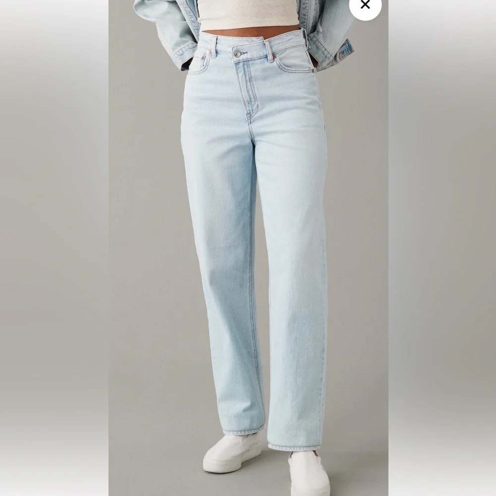 American Eagle Strigid Highest Rise Baggy Straight Leg Jeans Size 4 Light Wash